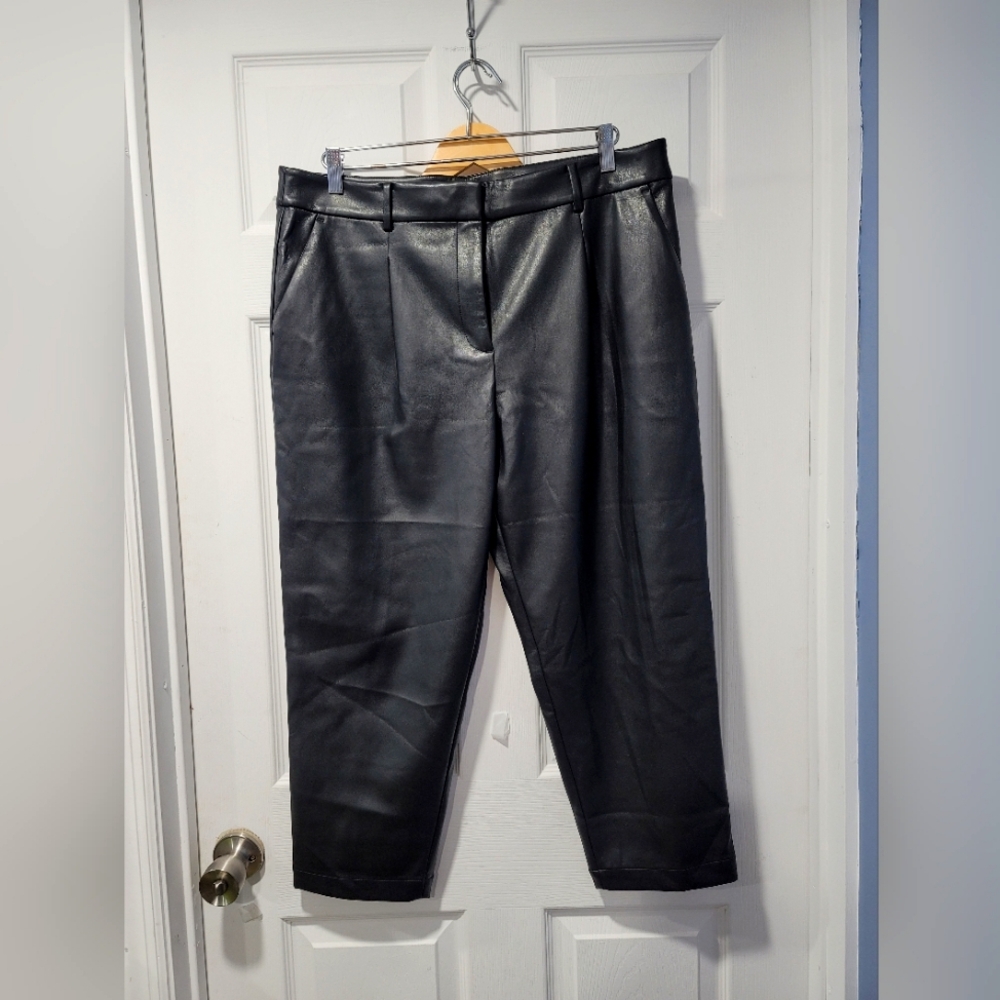 NWT LOFT 14 Petite Pleated Tapered Pants in Faux Leather straight soft .